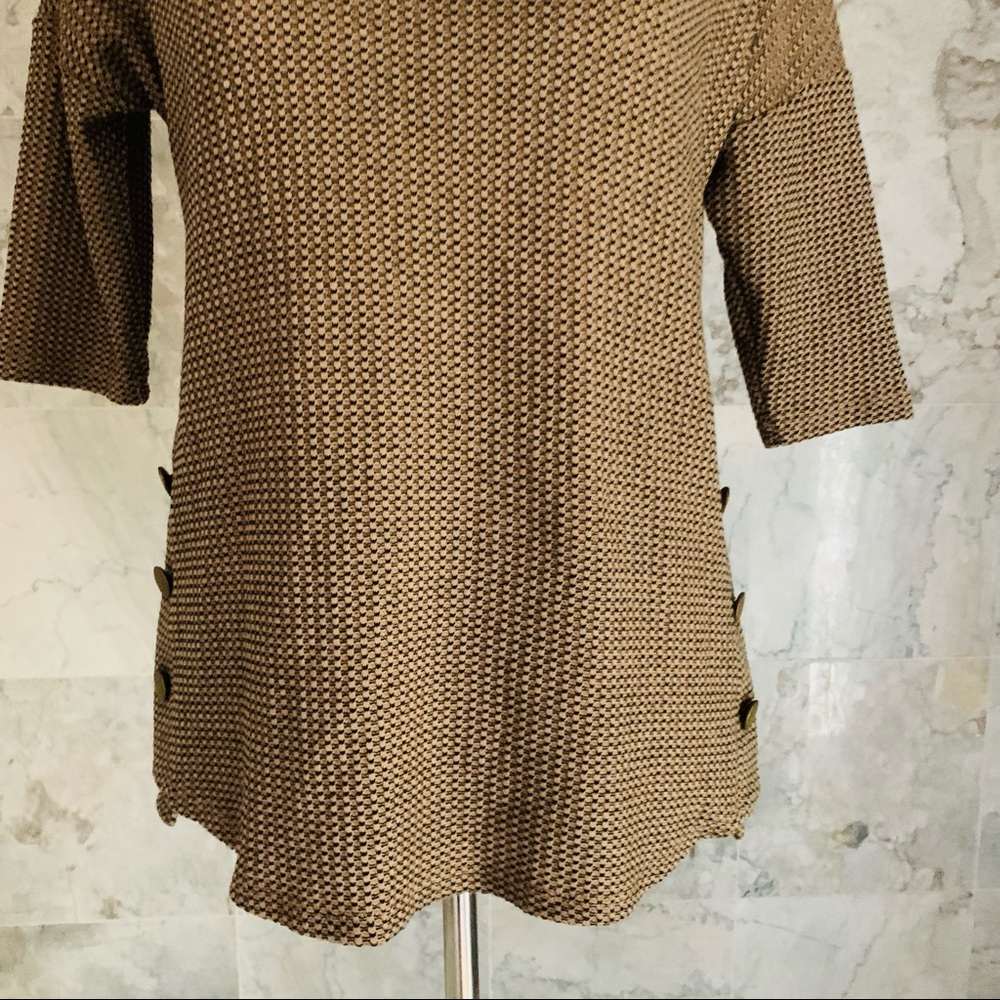 AUW Textured Side Button Top - Picture 4 of 8